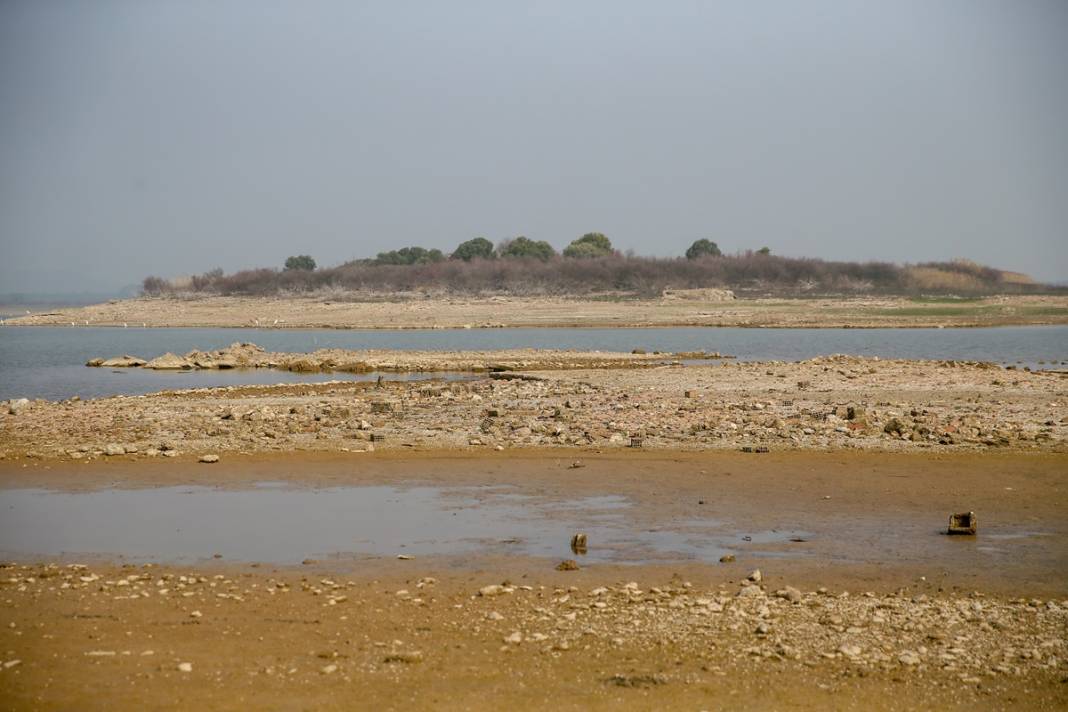 Kuruyan barajın altından çıkanlar şaşırttı! İklim krizinin sonuçları çok ağır olacak 13